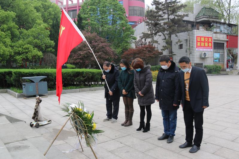 湘北汽運(yùn)黨支部主題黨日活動(dòng)，緬懷抗日英烈，祭掃墓地，敬獻(xiàn)花籃。
